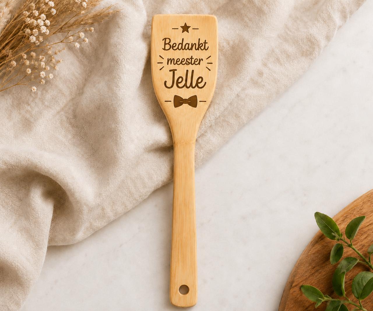 Juf of meester cadeautje – gegraveerde houten spatel voor de meester bij cake, bake & love 5 Juf of meester cadeautje – gegraveerde houten spatel voor de meester