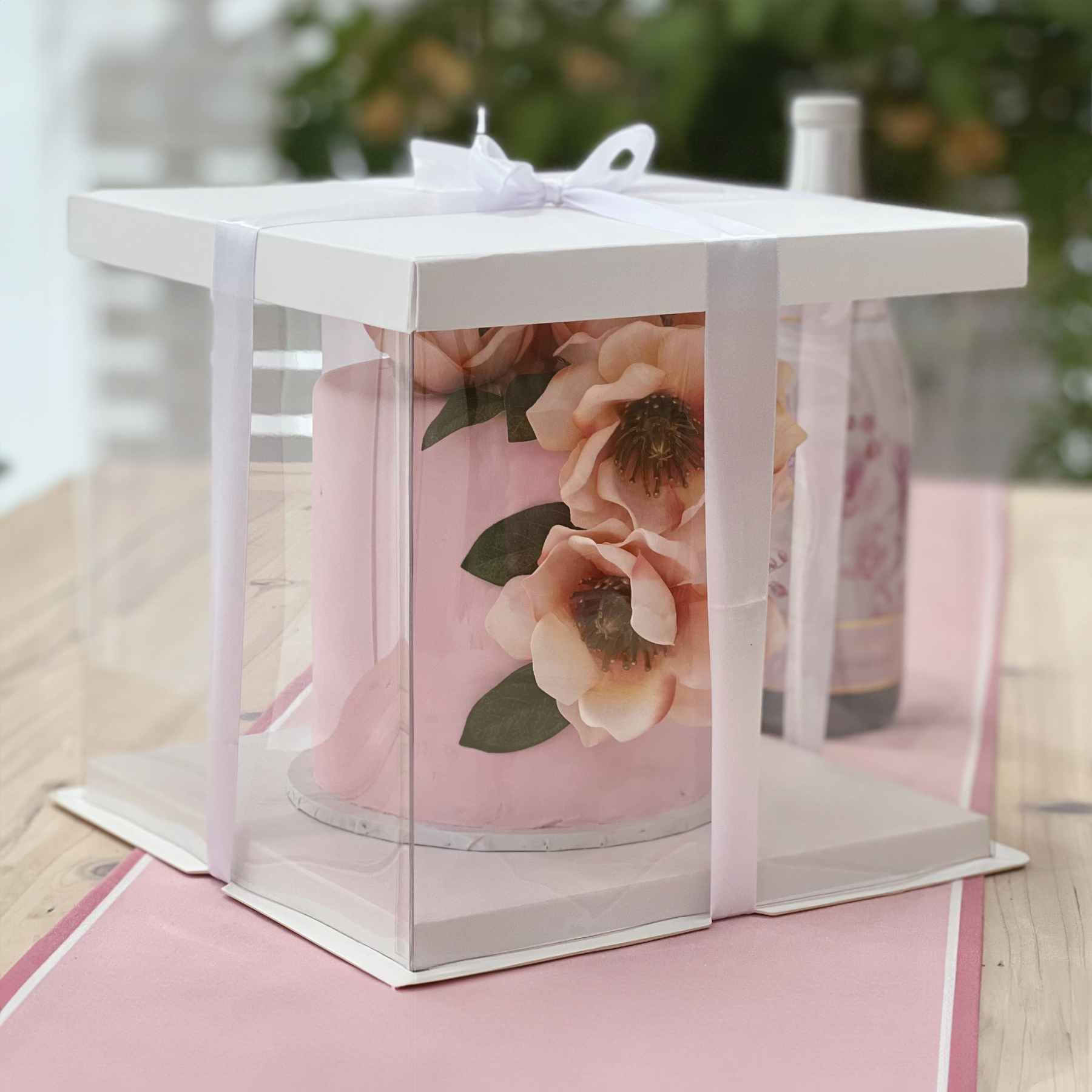 Transparante vierkante taartdoos met satijnen lint 25 x 25 x 25 cm bij cake, bake & love 3 Transparante vierkante taartdoos met satijnen lint 25 x 25 x 25 cm