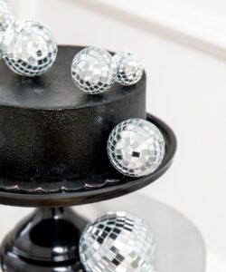Disco ball toppers zilver pk/8 bij cake, bake & love 7 Disco ball toppers zilver pk/8 - afbeelding 2