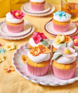 Funcakes fondant bright white (2x2,5kg) 5kg bij cake, bake & love 11 Funcakes fondant bright white (2x2,5kg) 5kg - afbeelding 4